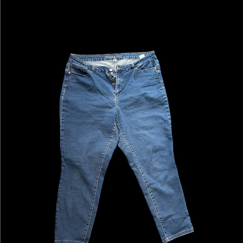 ✨ Dark wash blue Gemma Rae capri jeans ✨